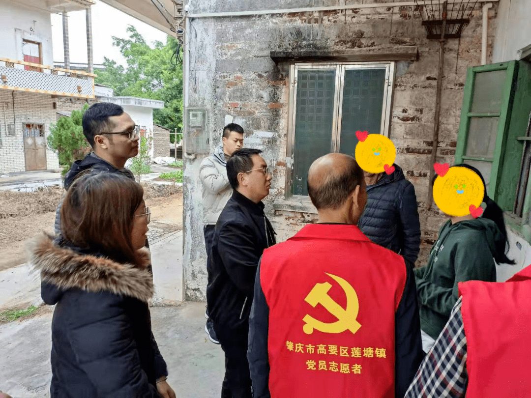 高要区莲塘镇镇委书记李杰和党委委员邓国伟一行到该镇官塘村走访慰问