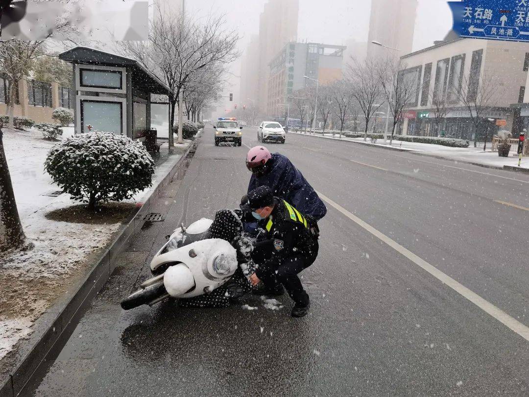 動造成了一定的影響雨雪天氣給人們的生活出行無錫飄起了紛紛揚揚的雪