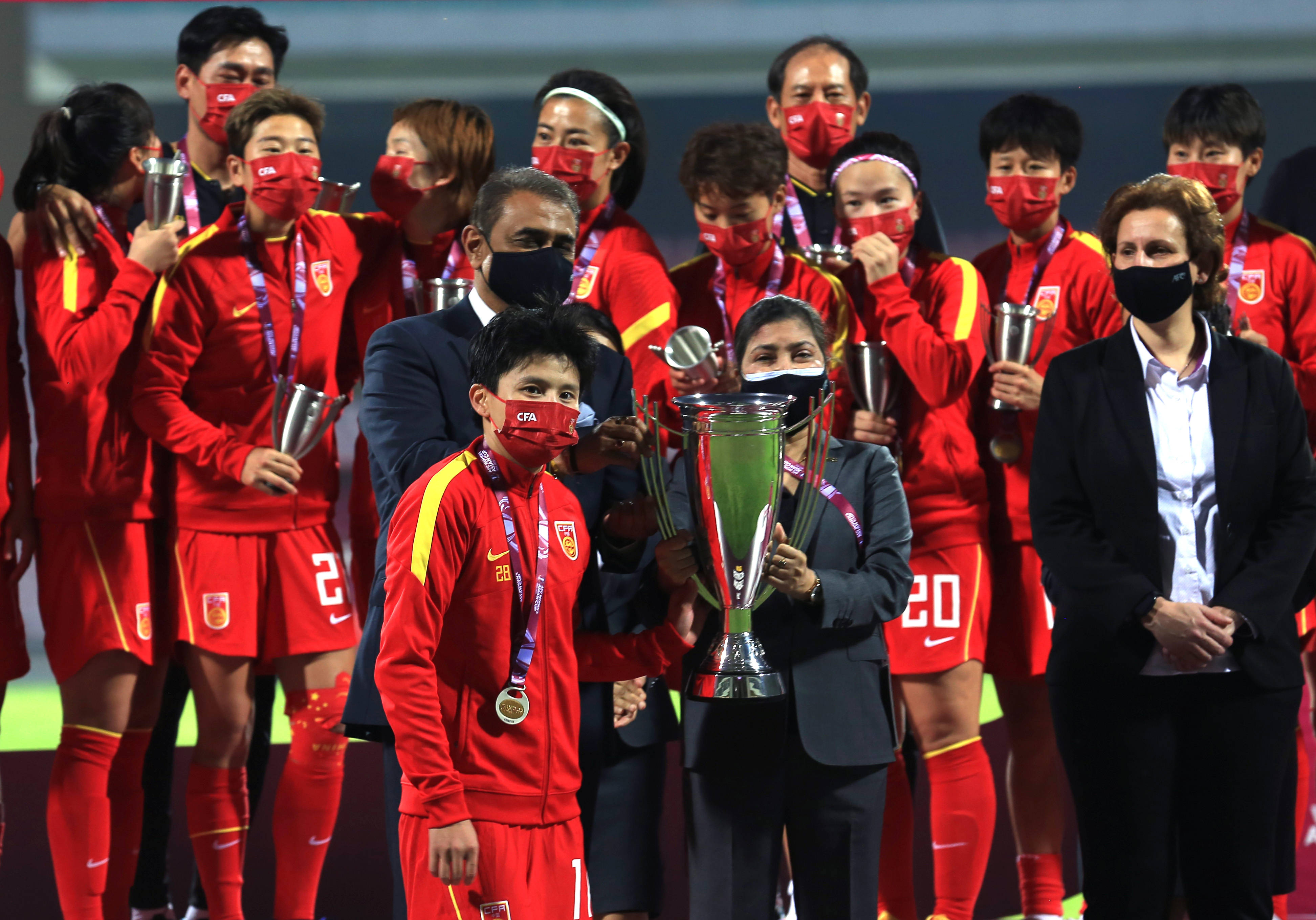 2月6日,中国队球员王珊珊(前左)在2022女足亚洲杯决赛的颁奖仪式上接
