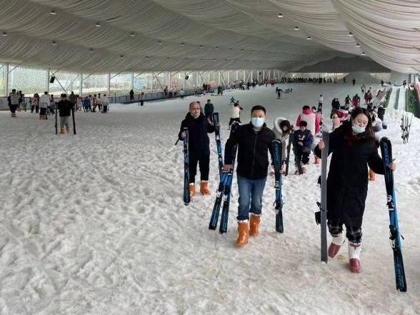 場,位於經開區軍山新城的武漢趣谷四季滑雪場在春節前向市民開放後