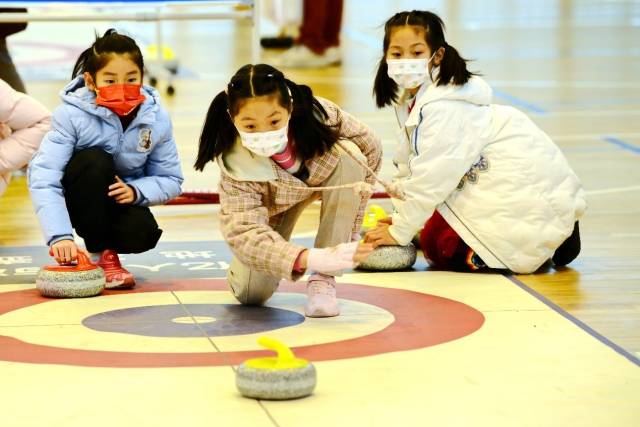 教练|华东理工大学将旱地冰壶项目融入寒假校园生活