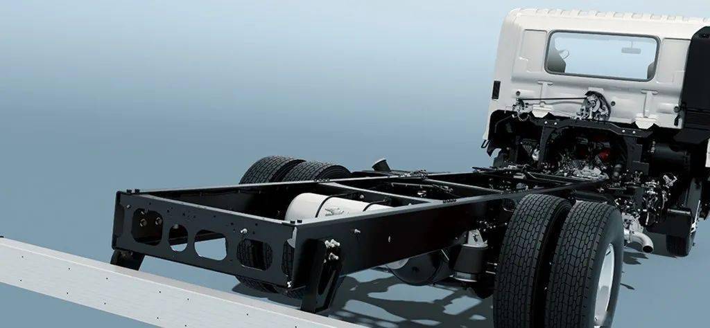 经典的边梁式车架左侧带有象鼻油箱,油箱带锁和车门钥匙通用,后桥采用