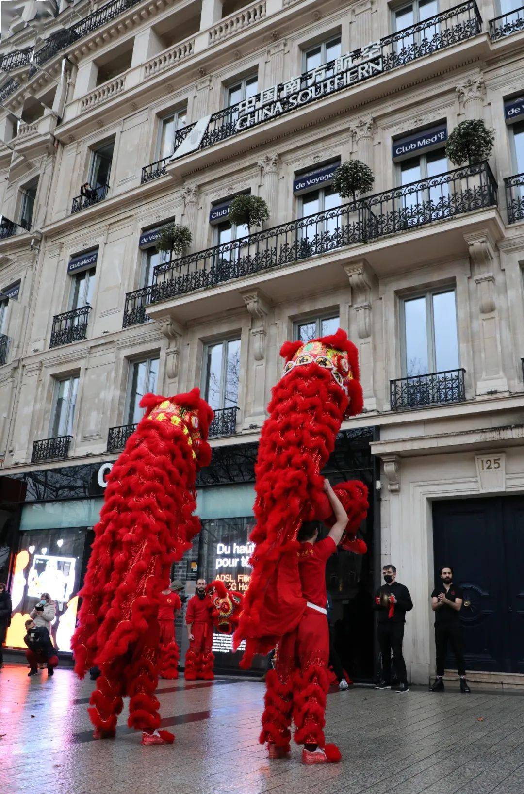 巴黎香榭丽舍大街龙狮飞舞庆祝中国春节_法国巴黎_活动_中法