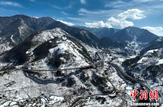 实拍京昆高速四川雅西段冰雪路段保畅工作