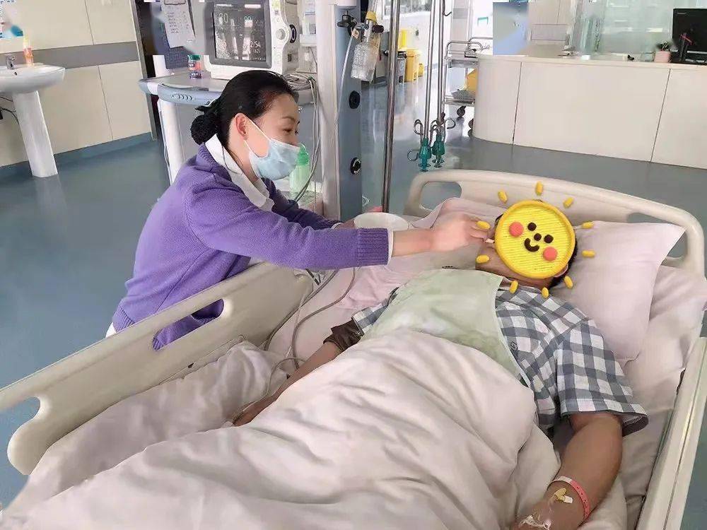 对于心梗需绝对卧床休息,自理能力差的老年患者,为避免就餐时饭菜滴落