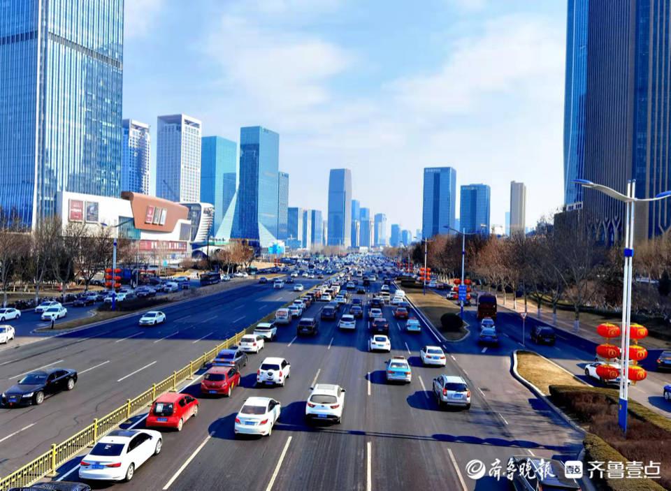 虎啸春来开工后的济南经十东路车水马龙