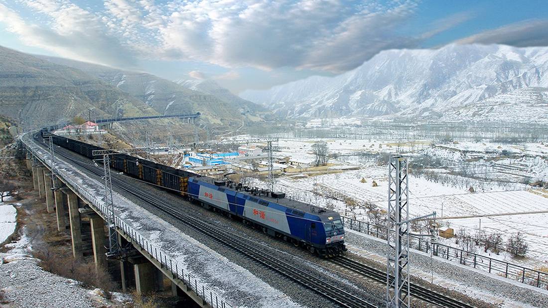 新华社记者近日在山西大同登上了一列2万吨重载列车,沿着千里大秦线