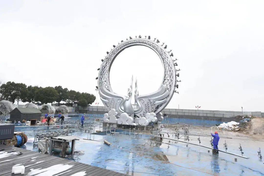 雕塑直径16米 通体由不锈钢打造 矗立在原先广场音乐喷泉的位置 靠近江边