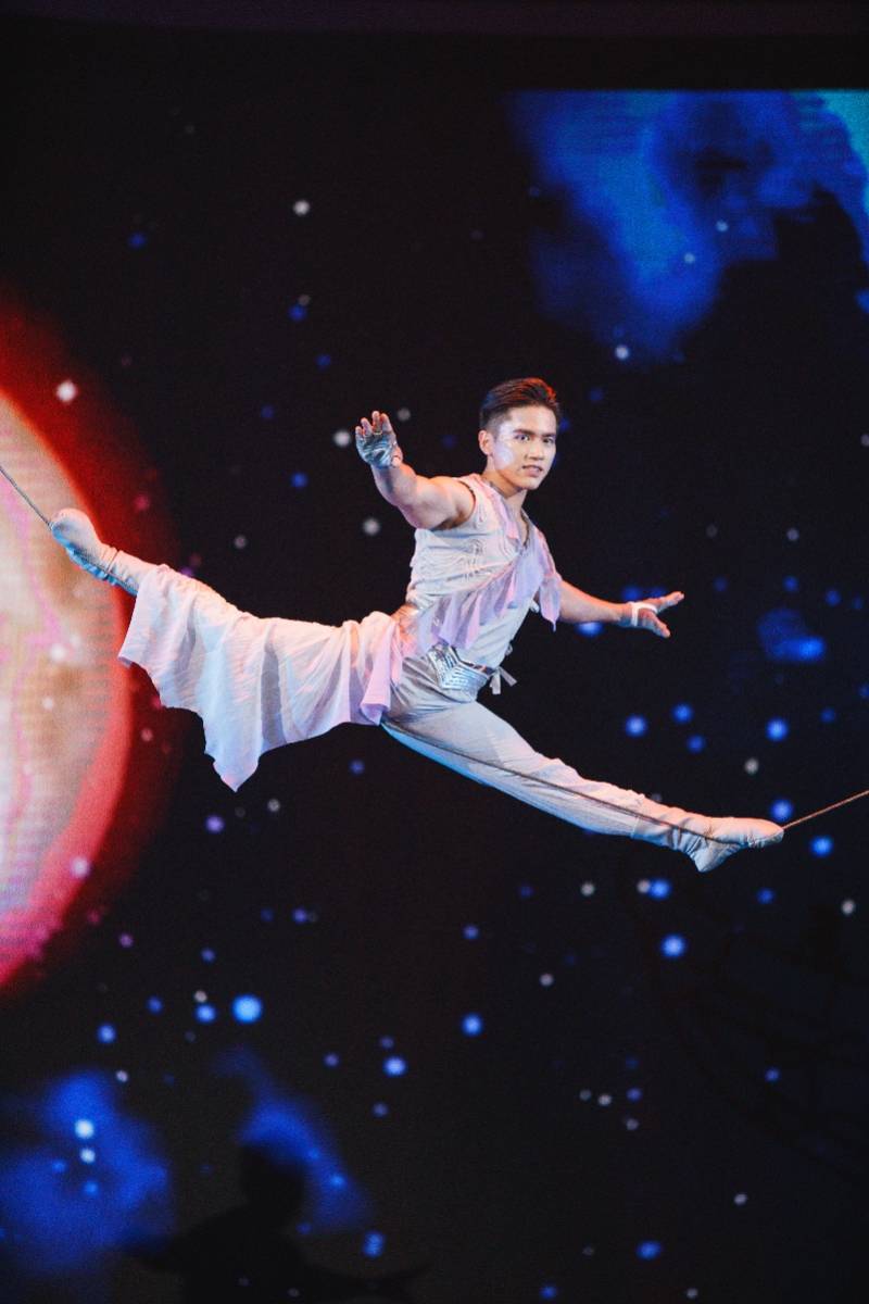 中青年|湾区春晚“太空杂技”惊艳所有人！钢丝人唐哲：我就像令狐冲