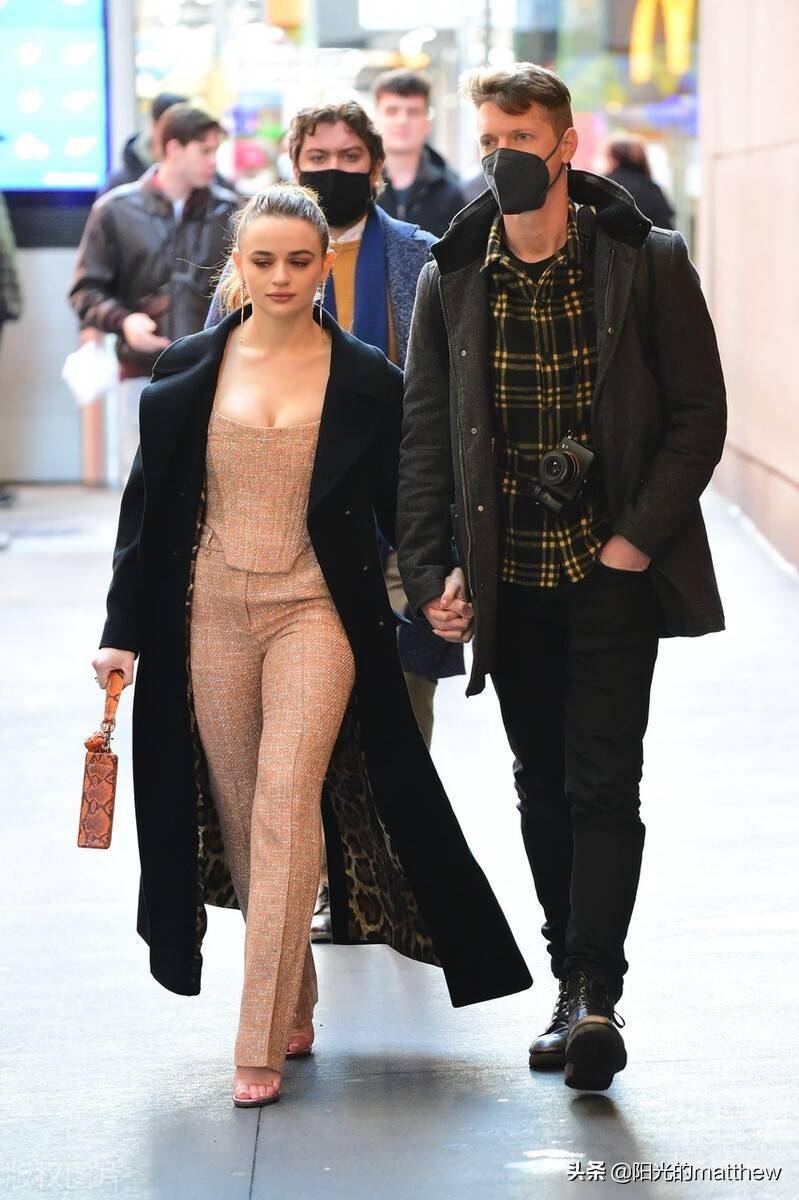 乔伊金抹胸连体衣搭毛呢大衣与男友现身街头二人牵手大方秀恩爱