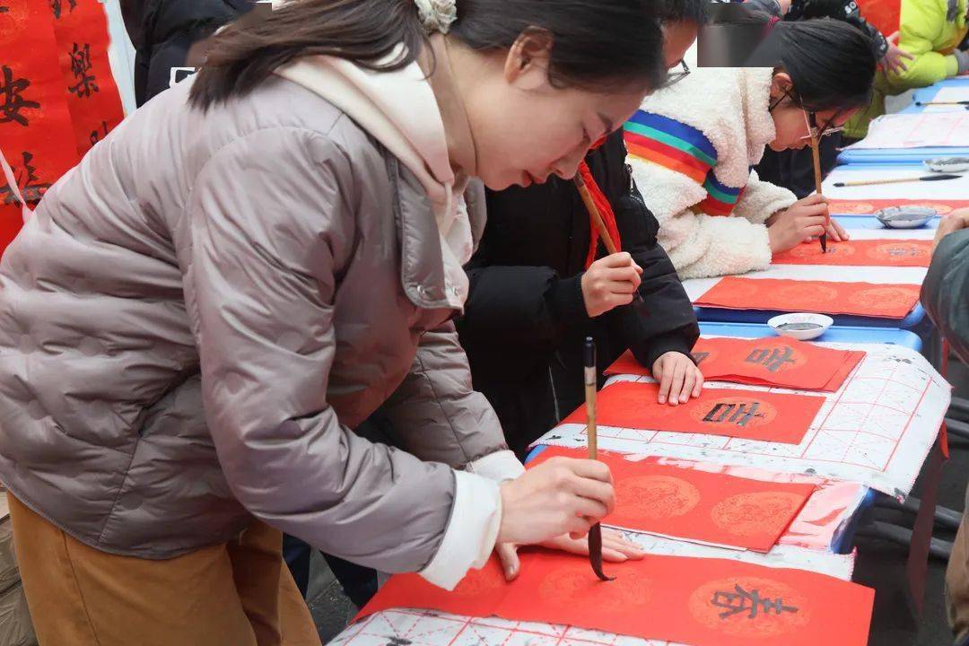 year竹园幼儿园为丰富留苏教师生活,竹园幼儿园推出了"留苏过年新畅想