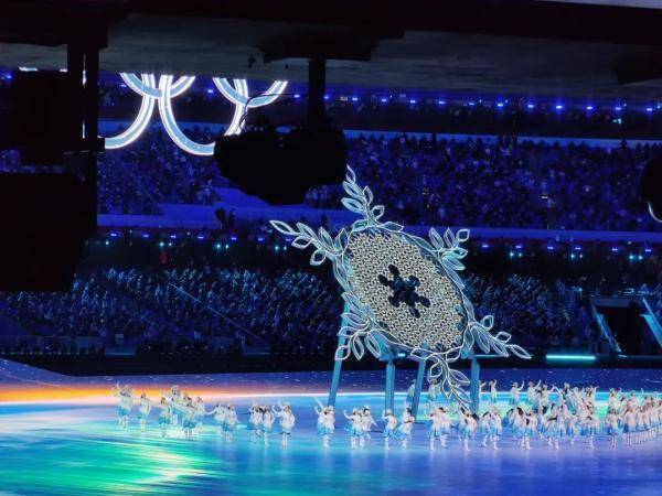 京东方|冬奥开幕式地面上全是屏幕，为啥踩不坏？