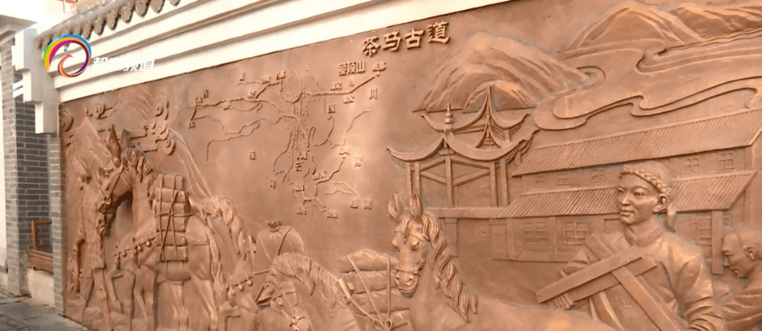 正义路以正义街景,滇越铁路和茶马古道为主题设置浮雕壁画,呈现