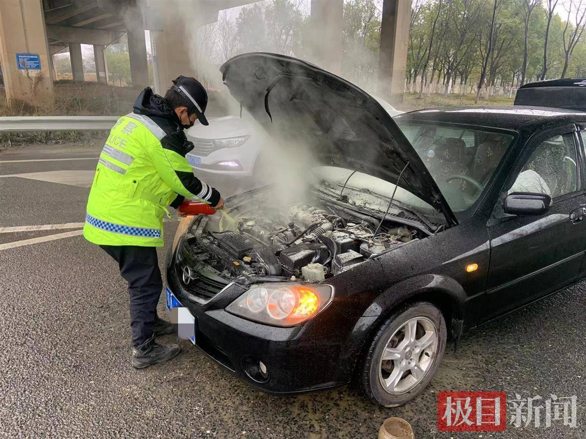 阳新消防：轿车突发自燃 消防紧急处置