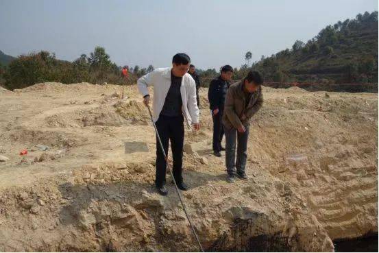 杨汉勇副局长深入现场调查群众举报环境违法案件.