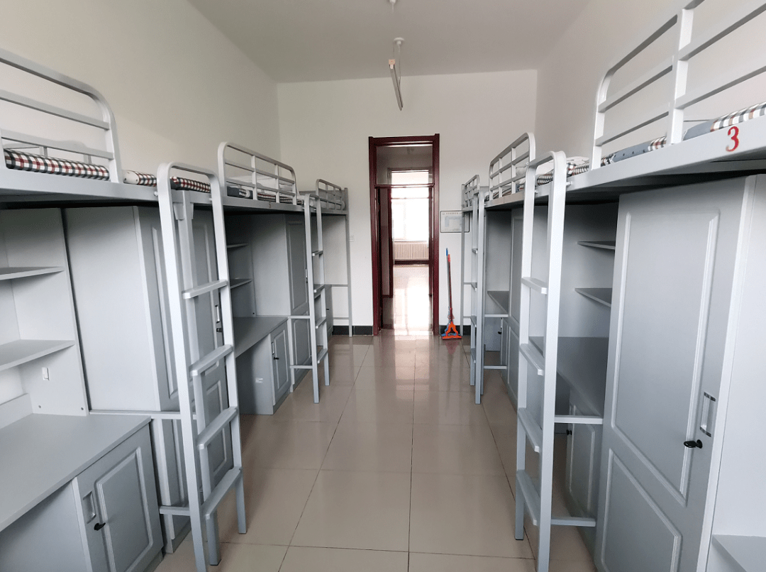 市二的寝室也是上床下桌,每个同学都有自己的书桌和储物柜,寝室内空间