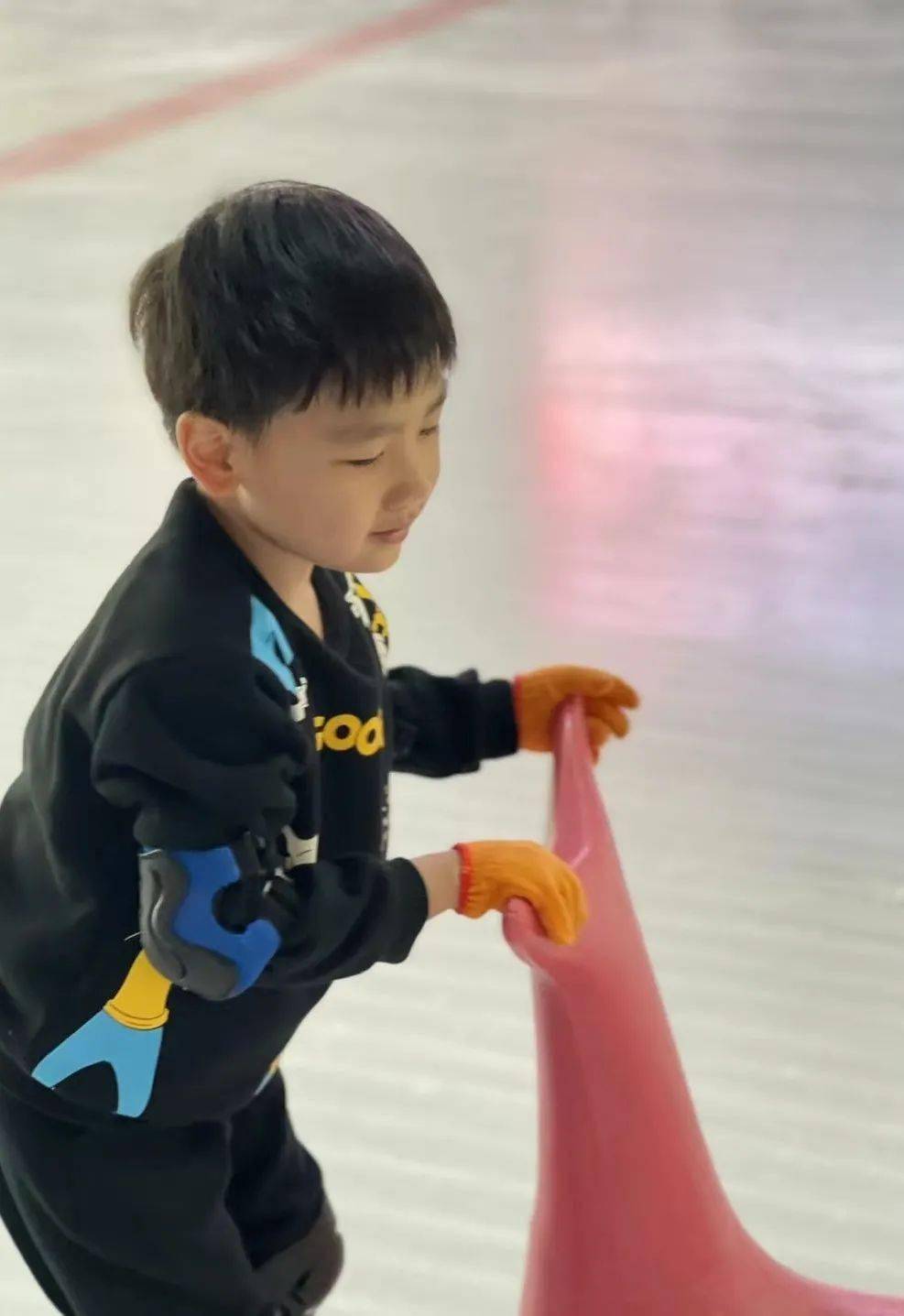 桌面冰壶我是大一班刘英凯齐,从三岁开始,每年冬季爸爸妈妈都带我到雪