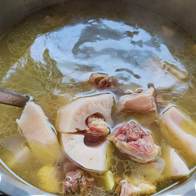 腊鸡莲藕汤营养滋补鲜香味美