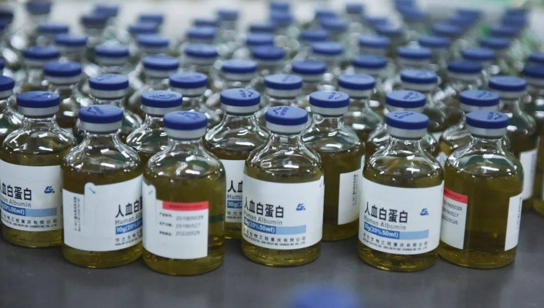 在涪陵高新区华兰生物包装车间,上万瓶血液制品在这里完成入盒和装箱.