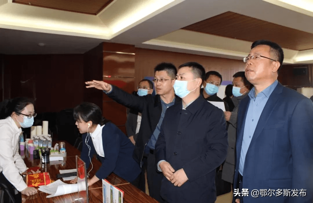 达拉特旗委书记张秀玲在政务服务大厅调研重点项目手续集中办理情况