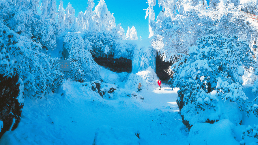 瓦屋山滑雪場應該是新手們心目中排行前幾的滑雪場了,位於四川省眉山