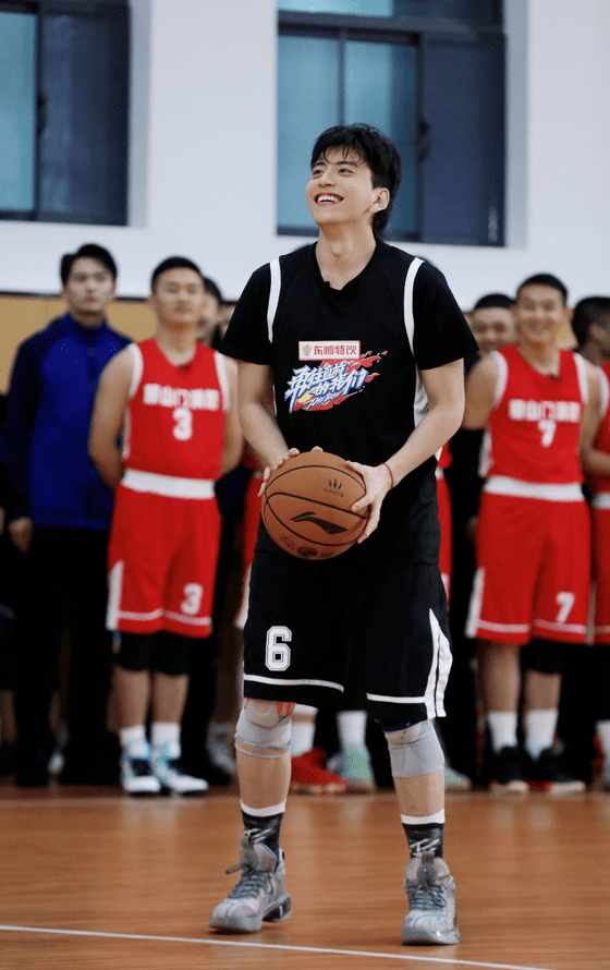 董力王大陆赵让强势加入上了球场他们跟蓝朋友杠上了