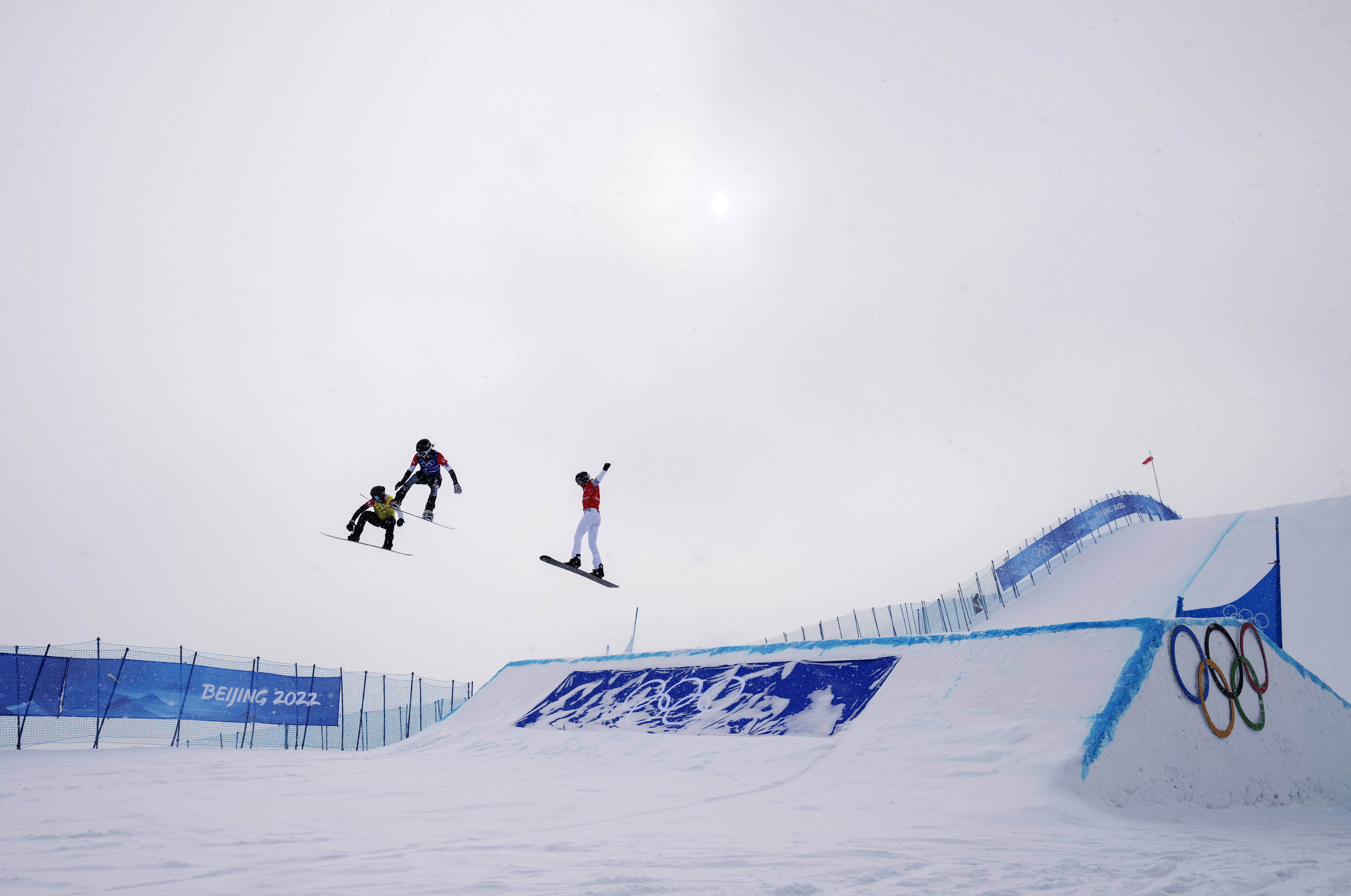北京2022年冬奥会单板滑雪障碍追逐混合团体比赛在张家口云顶滑雪公园