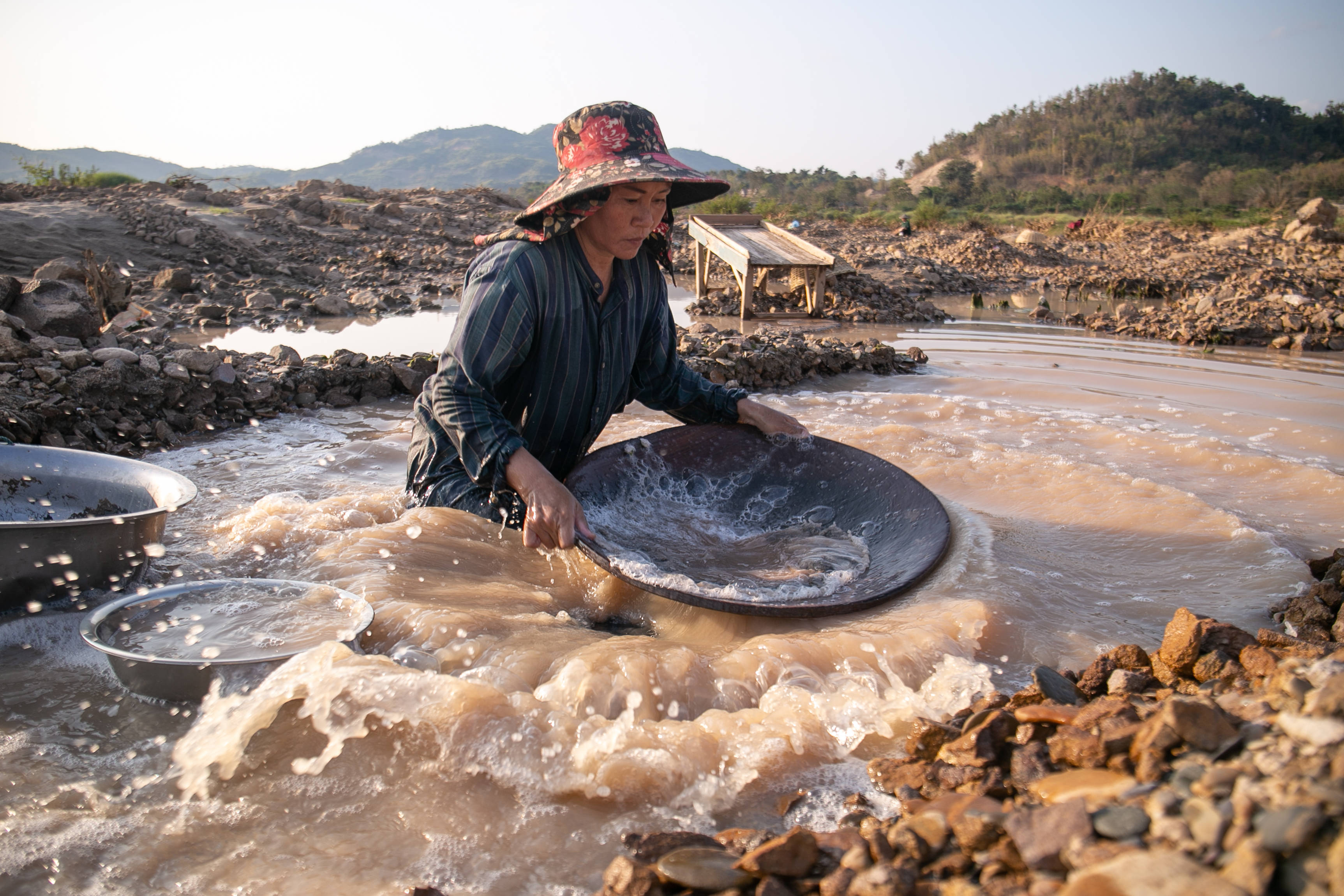 老挝湄公河上淘金