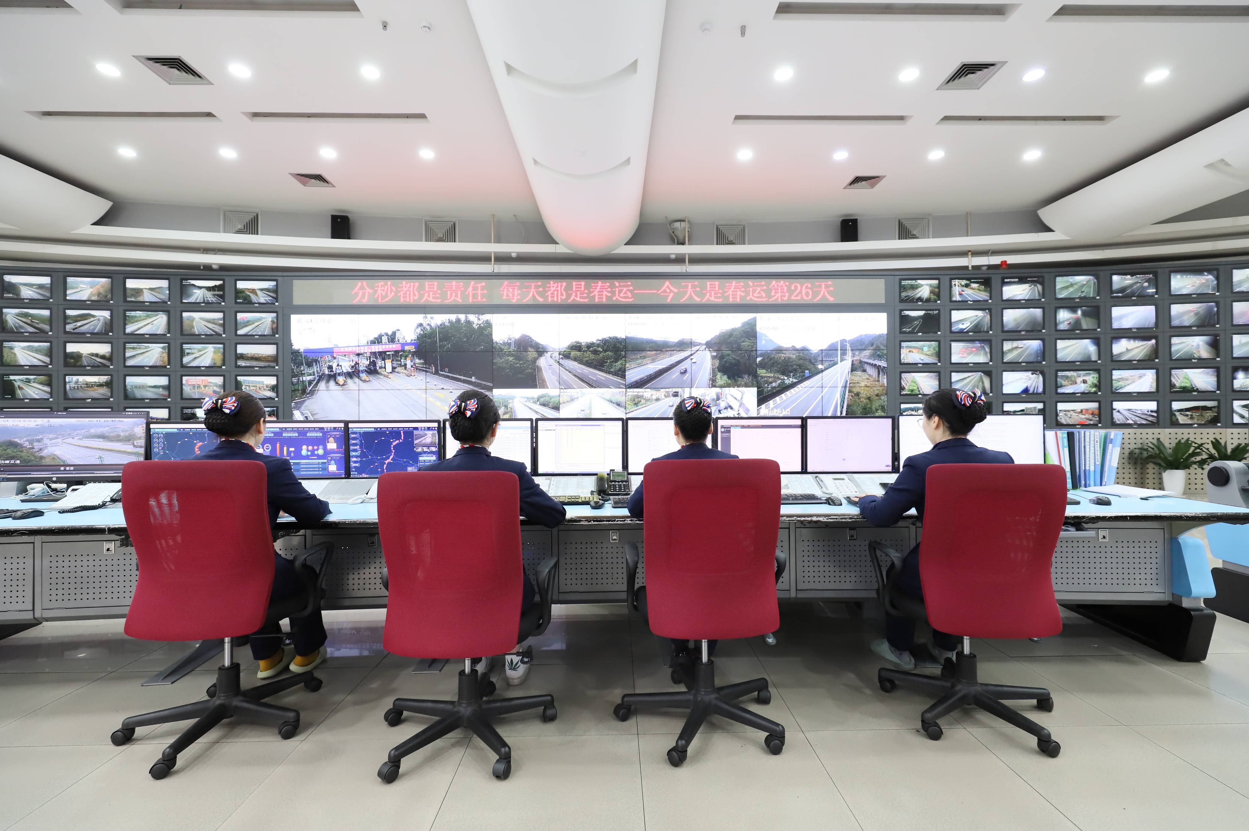 广韶高速监控中心"娘子军"为保高速公路畅通发挥着"千里眼""顺风耳"