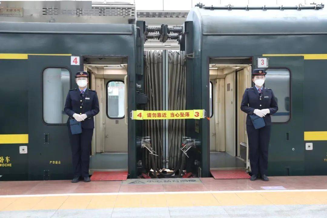 从车头走到车尾列车员竟然长得一模一样