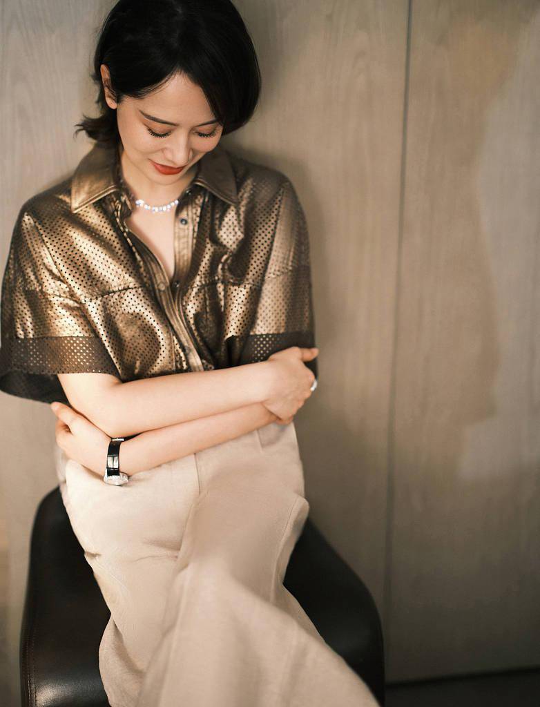 海清时尚写真释出香槟缎面衬衣典雅摩登