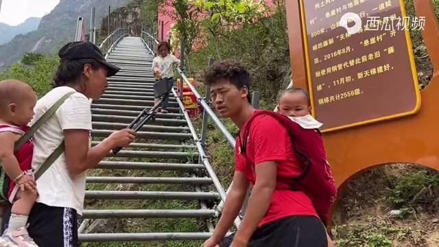 熊二小花俩夫妻又回悬崖村啦,决定在山上养鸡接待游客,为了生活_悬崖