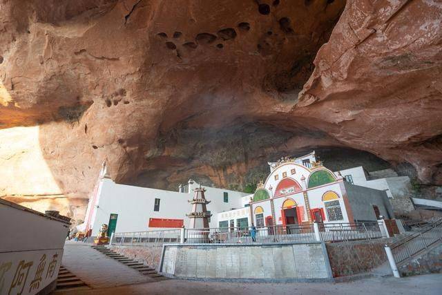 国陵寺主要由国陵寺,殿藏地,观音堂,二王庙,南天门组成.