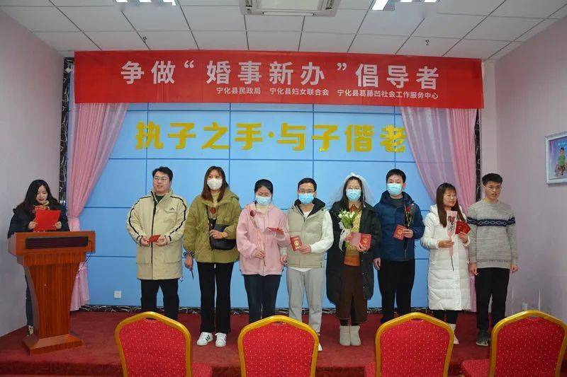 最后,县妇联党组成员张素娥,县民政局副局长陈丹萍为新人们颁发结婚