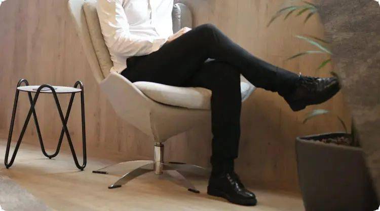 跷二郎腿坐着常言道:站有站相,坐有坐相.