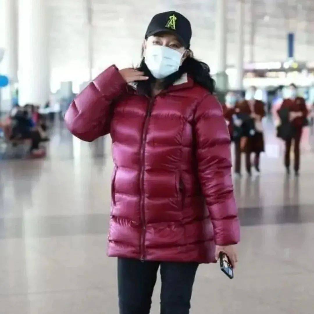 刘晓庆现身首都机场 梳着双麻花辫搭配黑色系穿搭休闲十足_凤凰网