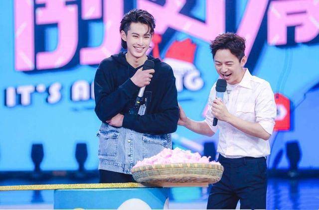 《王牌对王牌》开录,华晨宇关晓彤现身,第一期嘉宾阵容被曝光_节目