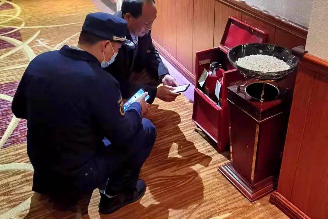 大队监督执法人员实地抽查了相关单位消控室值班人员是否持证上岗,对