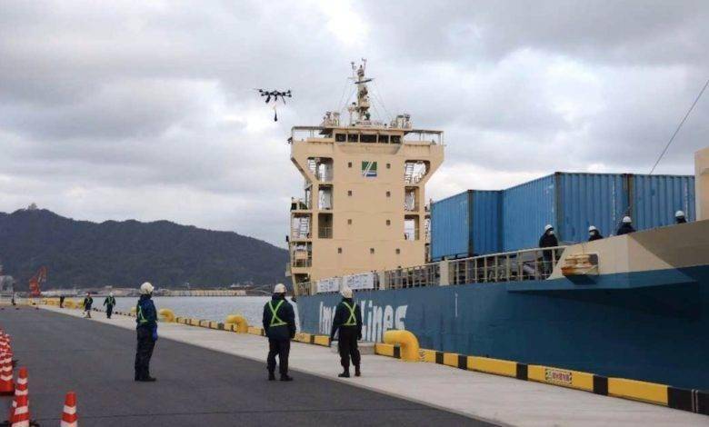 使用无人机将用以系泊所用的撇缆绳(heaving line)运送到运送到码头