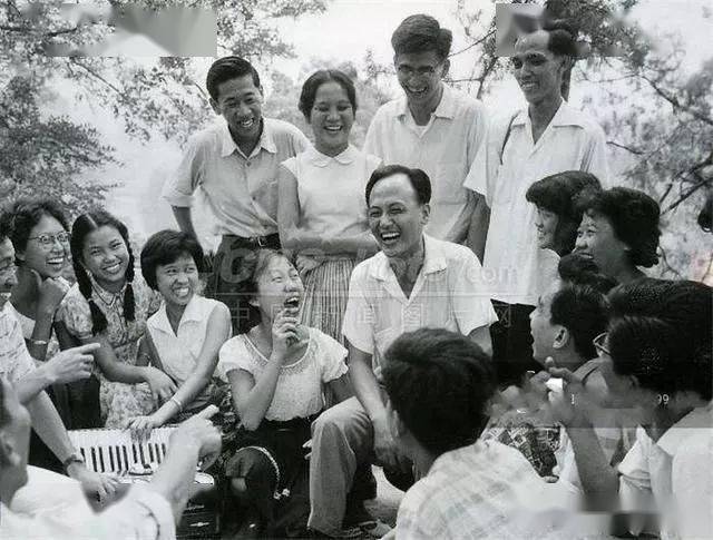 演员陶金(右二)与妻子章曼苹(左起第一人),女儿陶白莉(左二),儿子陶令
