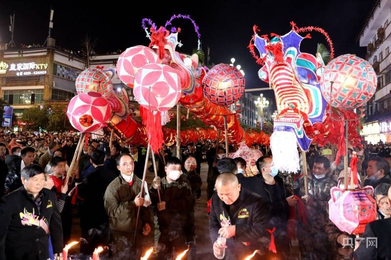 年味|【网络中国节·元宵】贵州施秉：炸龙狂舞庆元宵 上演“勇敢者的游戏”