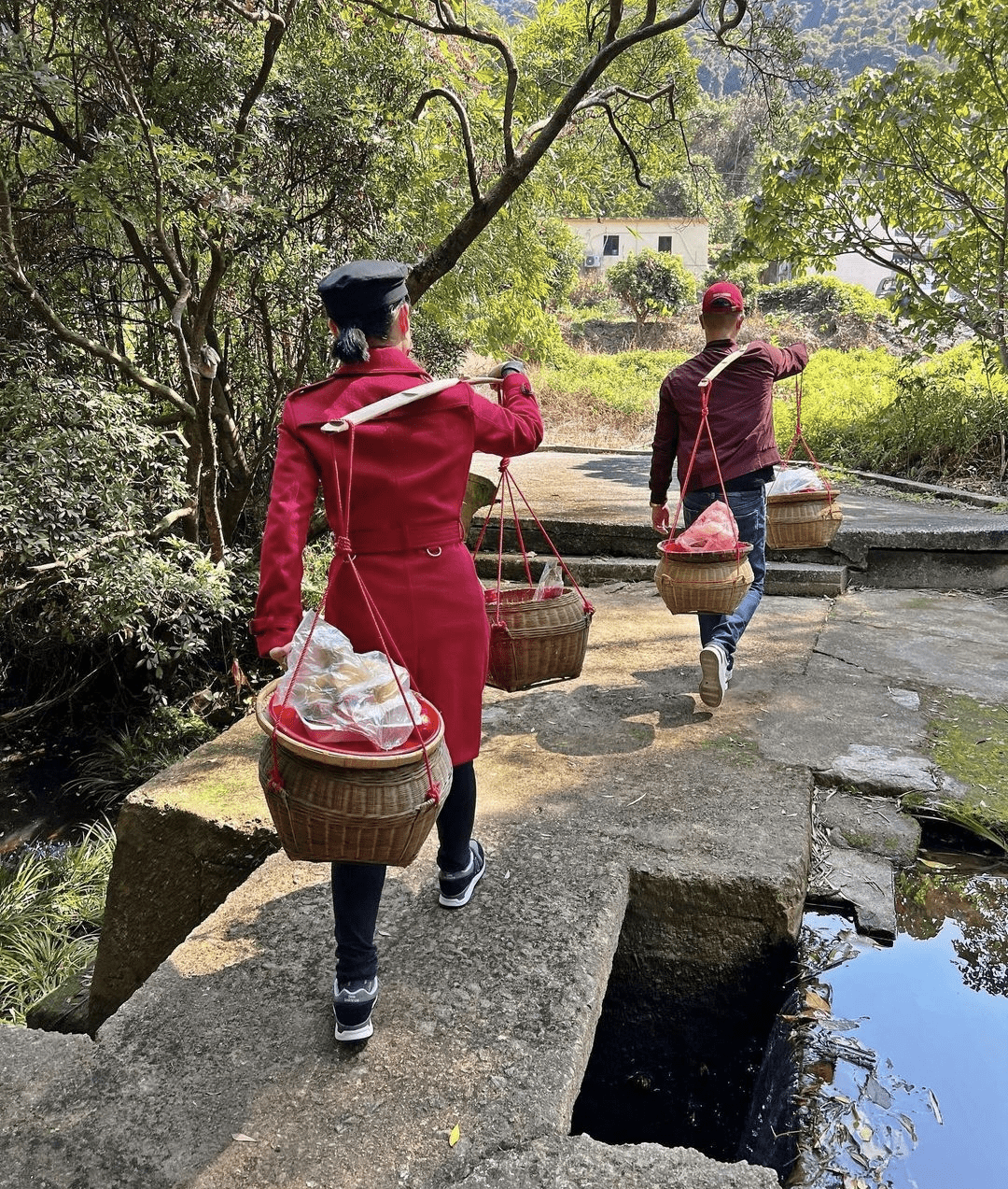 李乘德|胡杏儿穿红装回夫家过元宵，亲自挑扁担超接地气，任劳任怨太贤惠