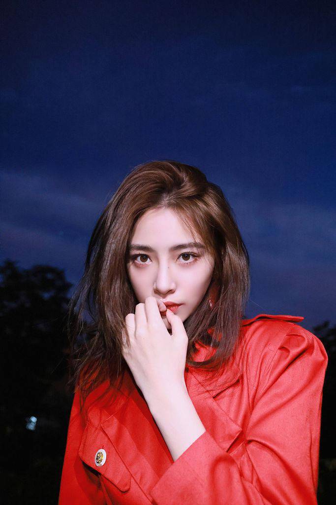 许佳琪发布情人节暖调写真红衣红唇呼应尽显妩媚动人