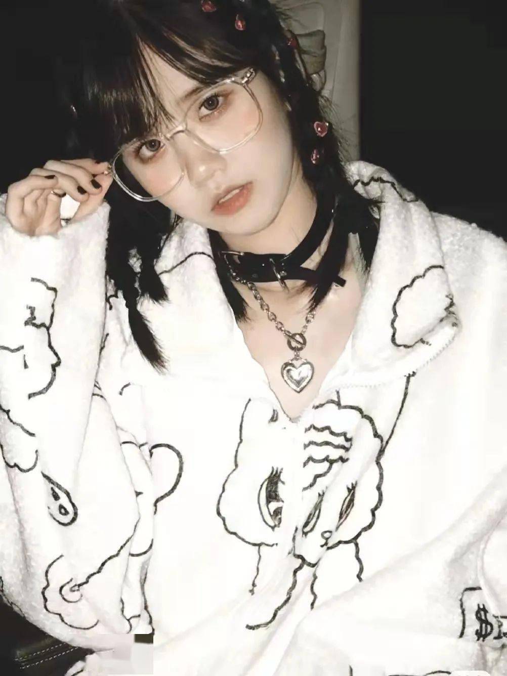 新一代黑丝纯欲博主大尺度图片露出与渣男相约酒店展示性感技巧