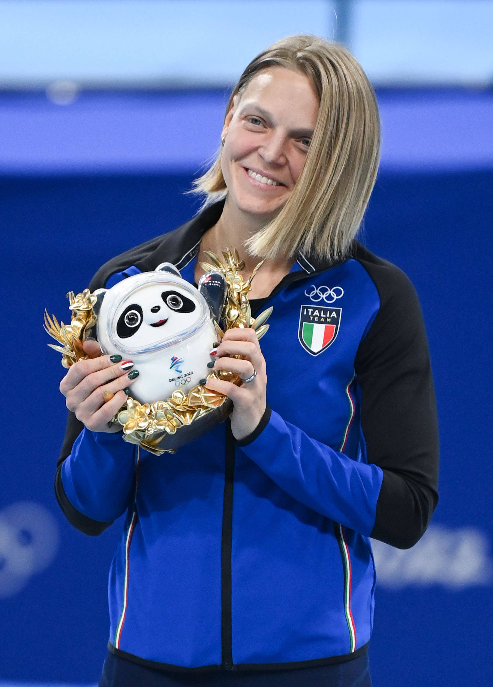 2月16日2月16日,亚军意大利选手阿里安娜·方塔纳在颁发纪念品仪式上