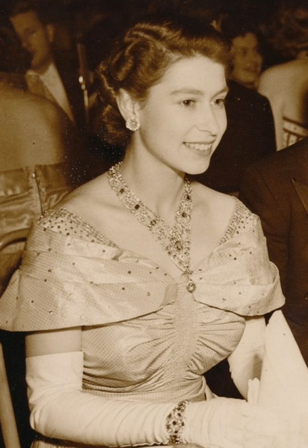 ​英国女王庆祝登基70周年!天价珠宝那么多,她的御用却是这件"普通