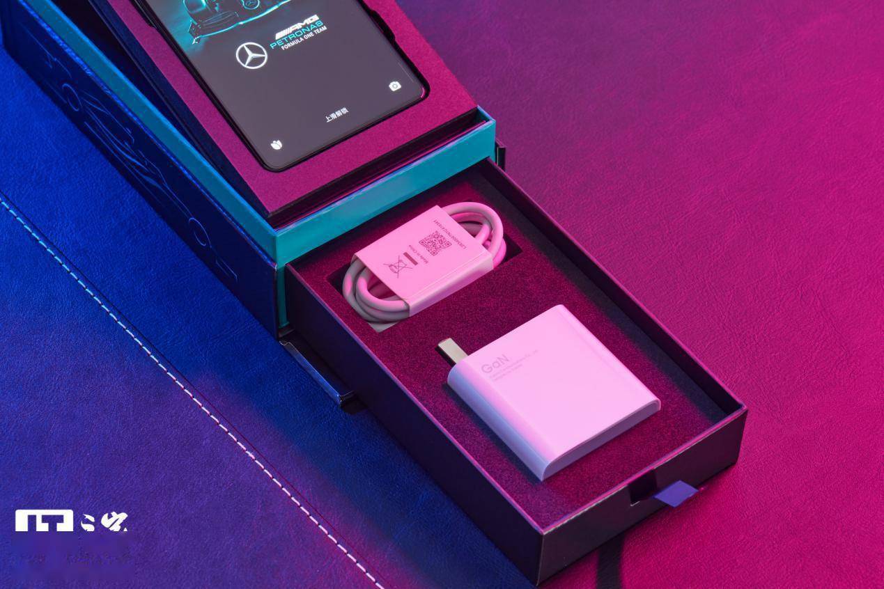 Redmi K50 冠军版图赏：AMG 联名、磁动力肩键加持的硬核手机