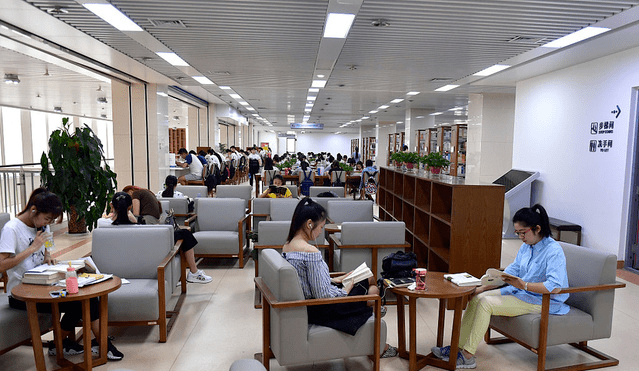 河南财经政法大学郑州轻工业学院图书馆始建于1978年,独立馆舍1982年