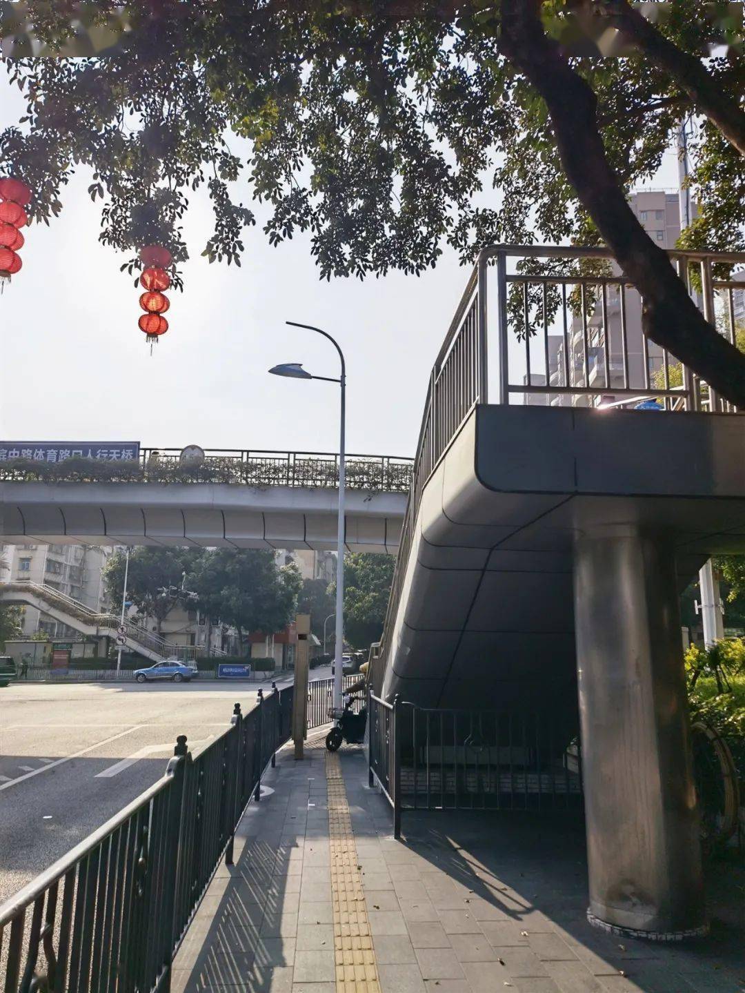 看,人行天桥防滑提升的小秘诀!_台阶_阳角_改造