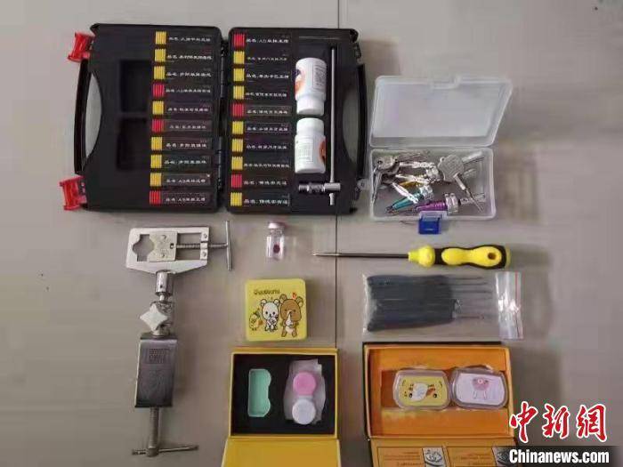 欲戴特制眼镜透视麻将出老千四川五男子夜撬棋牌室偷换麻将被抓